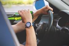 Řidič na Rakovnicku nezvládl průjezd zatáčkou, za volantem seděl pod vlivem alkoholu