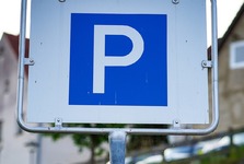 Pohodlnější parkování na Husově náměstí. Město zavádí platbu přes mobilní aplikaci EasyPark Pohodlnější parkování na Husově náměstí. Město zavádí platbu přes mobilní aplikaci EasyPark