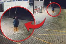 Poznáváte muže na videu? Mohl by objasnit záhadný požár v Novém Strašecí